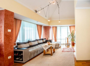 Spacious & Sunny Maisonette w/ Terrace near Centre